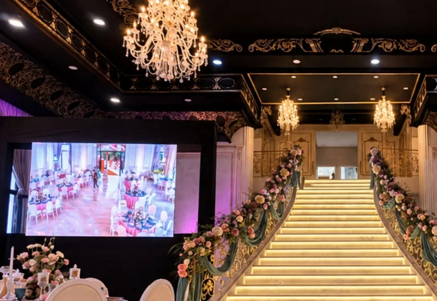 LED screen and stage in the Salle Élégance