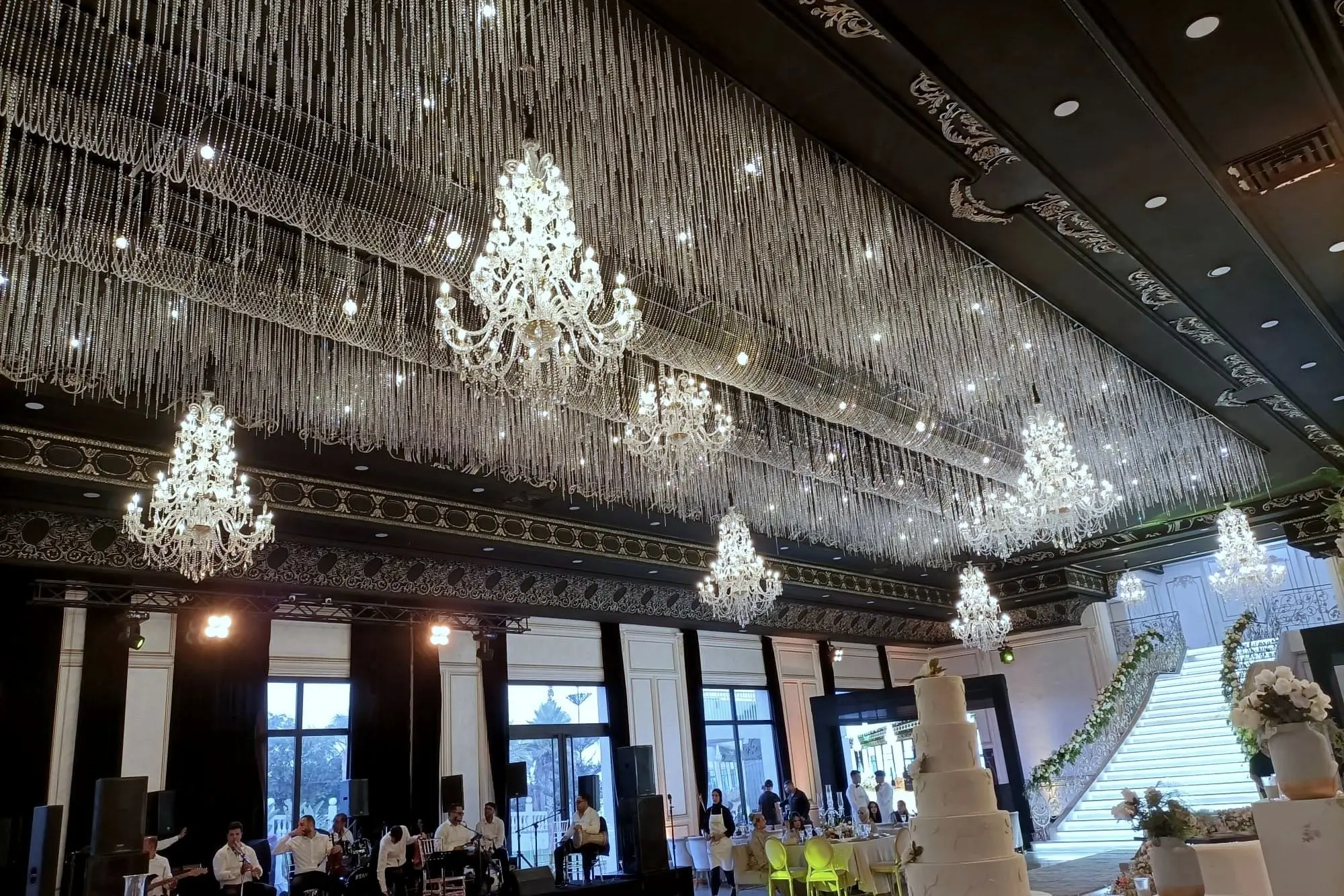 Salle Élégance en journée, sous le rideau de cristal