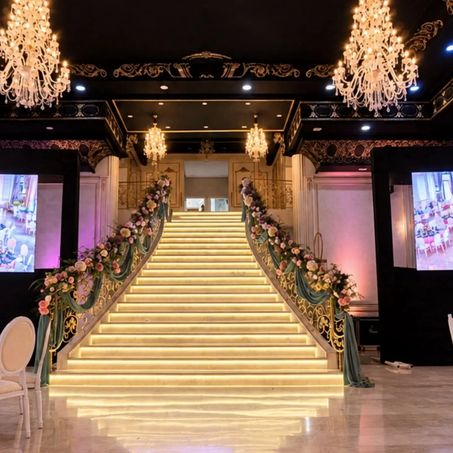 Salle Élégance: the lit white staircase between two LED screens