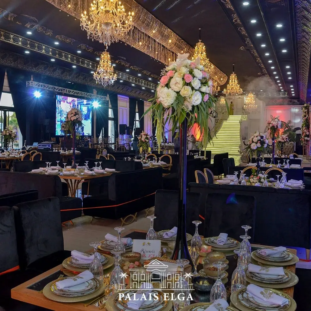 Dîner dans la Salle Élégance sous une lumière violette, centres floraux