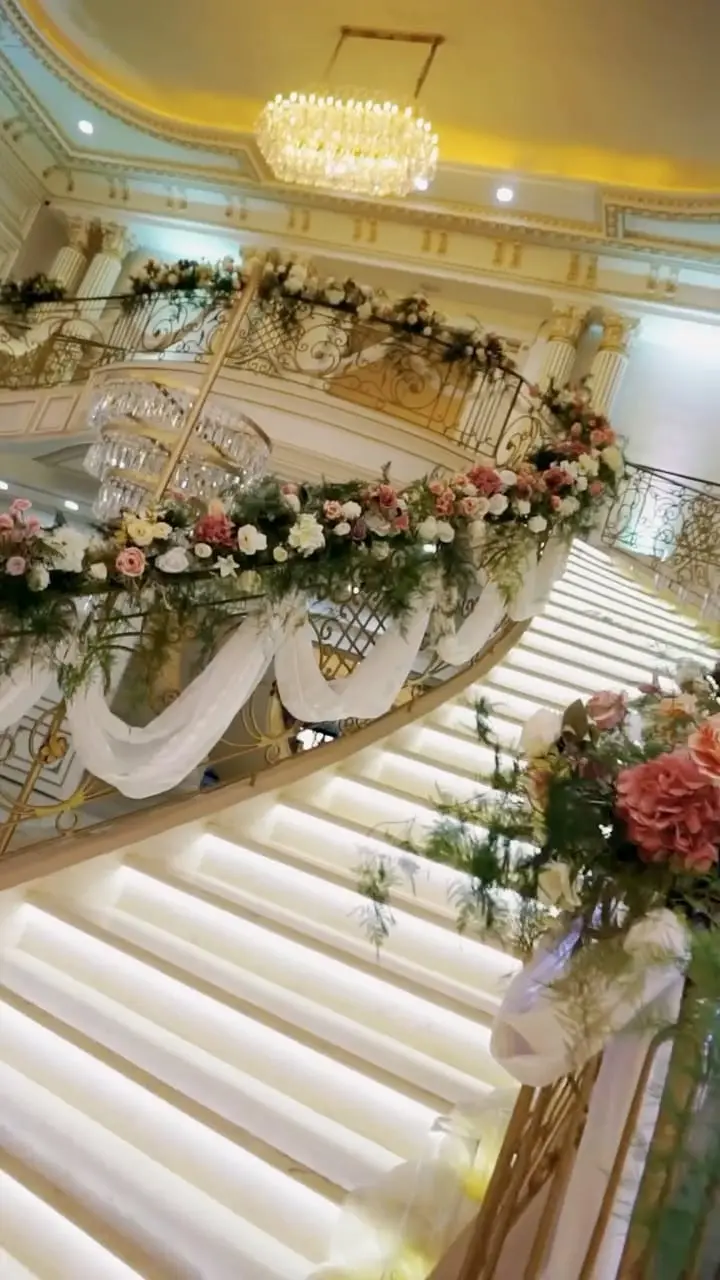Curved staircase dressed with flower garlands