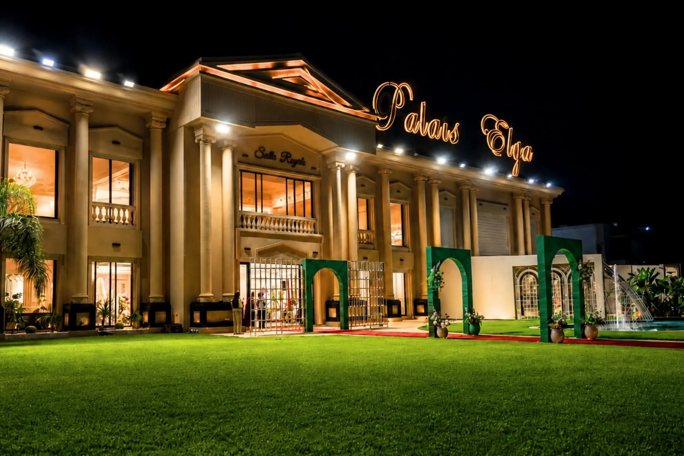 Façade du Palais Elga illuminée la nuit