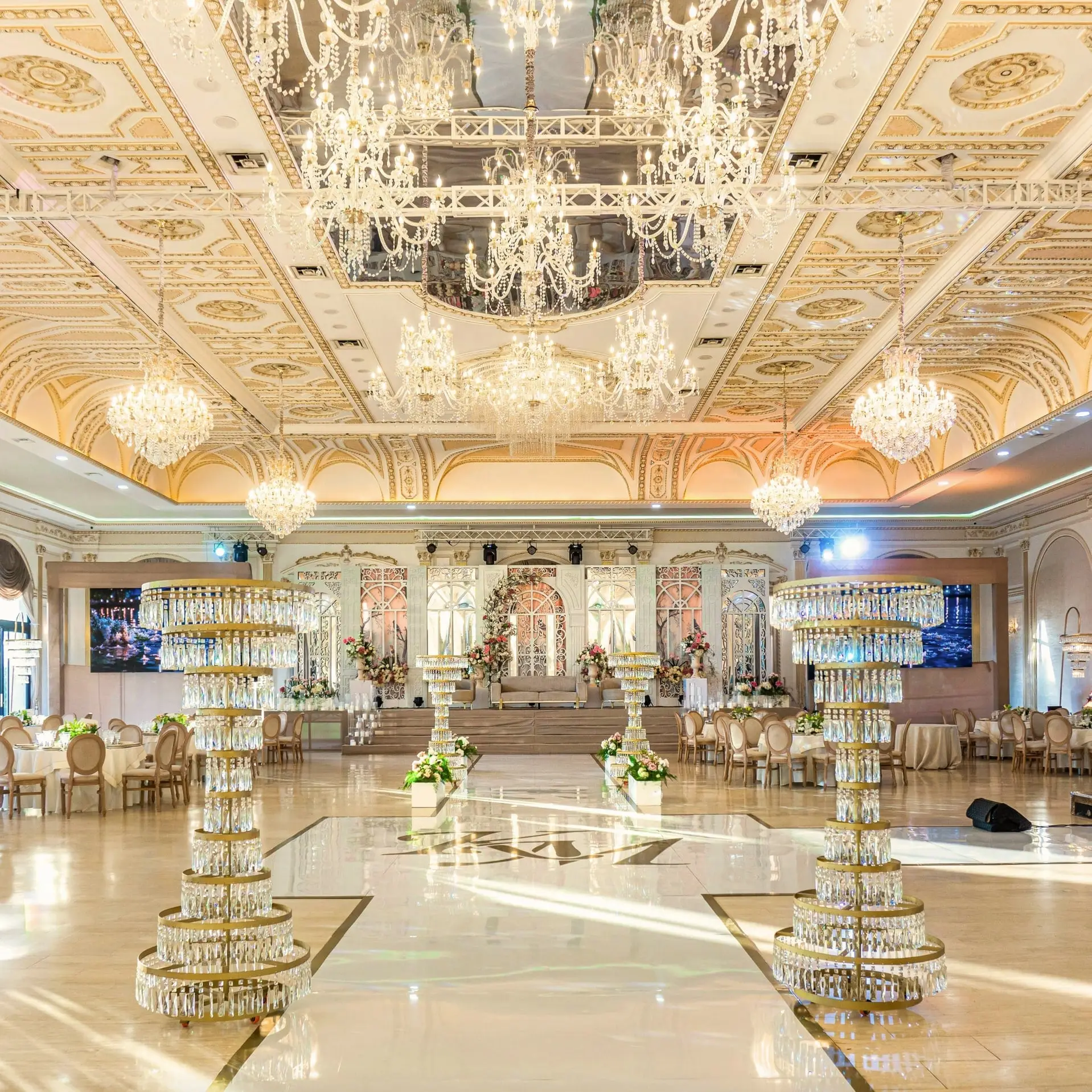 Salle Royale: أعمدة كريستال وثريات وسقف مذهّب
