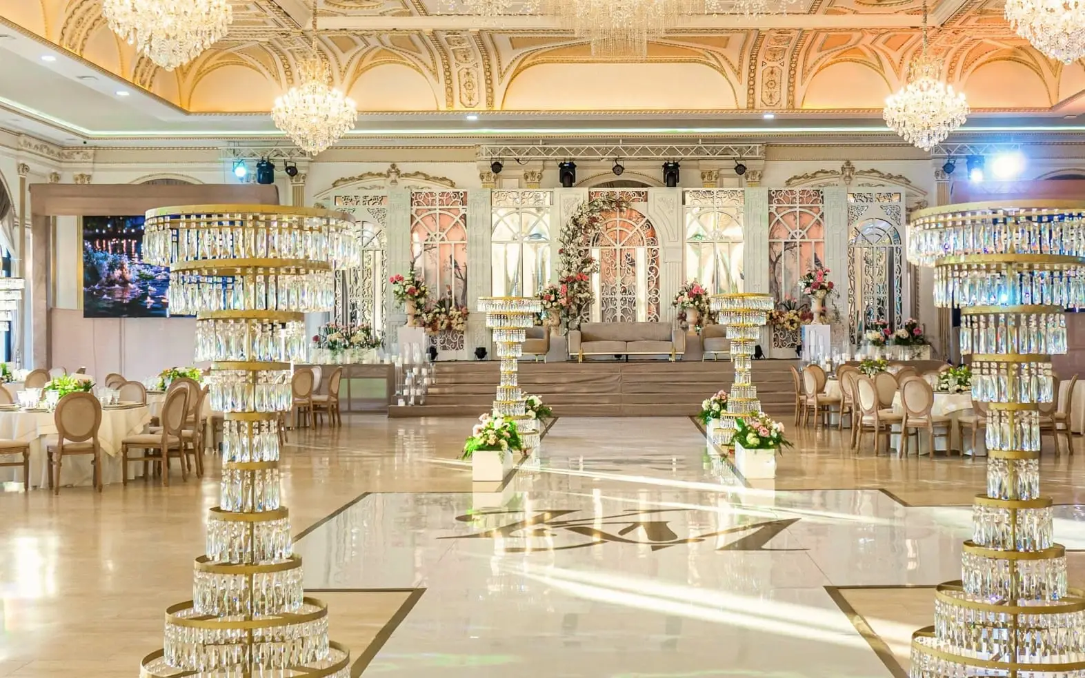 Salle Royale: أعمدة كريستال على طول ممر لامع حتى المنصة، ثريات وسقف مذهّب