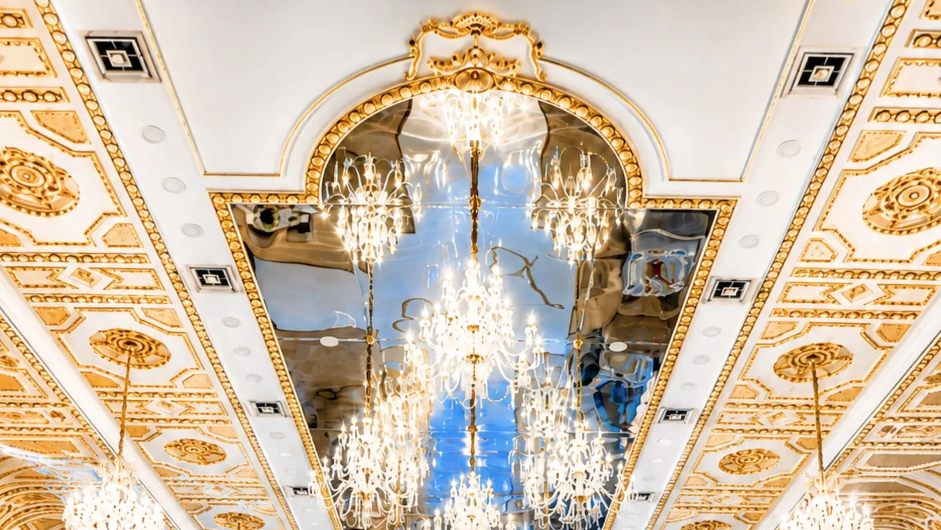 Plafond cintré doré à panneau miroir et cascade de lustres de cristal