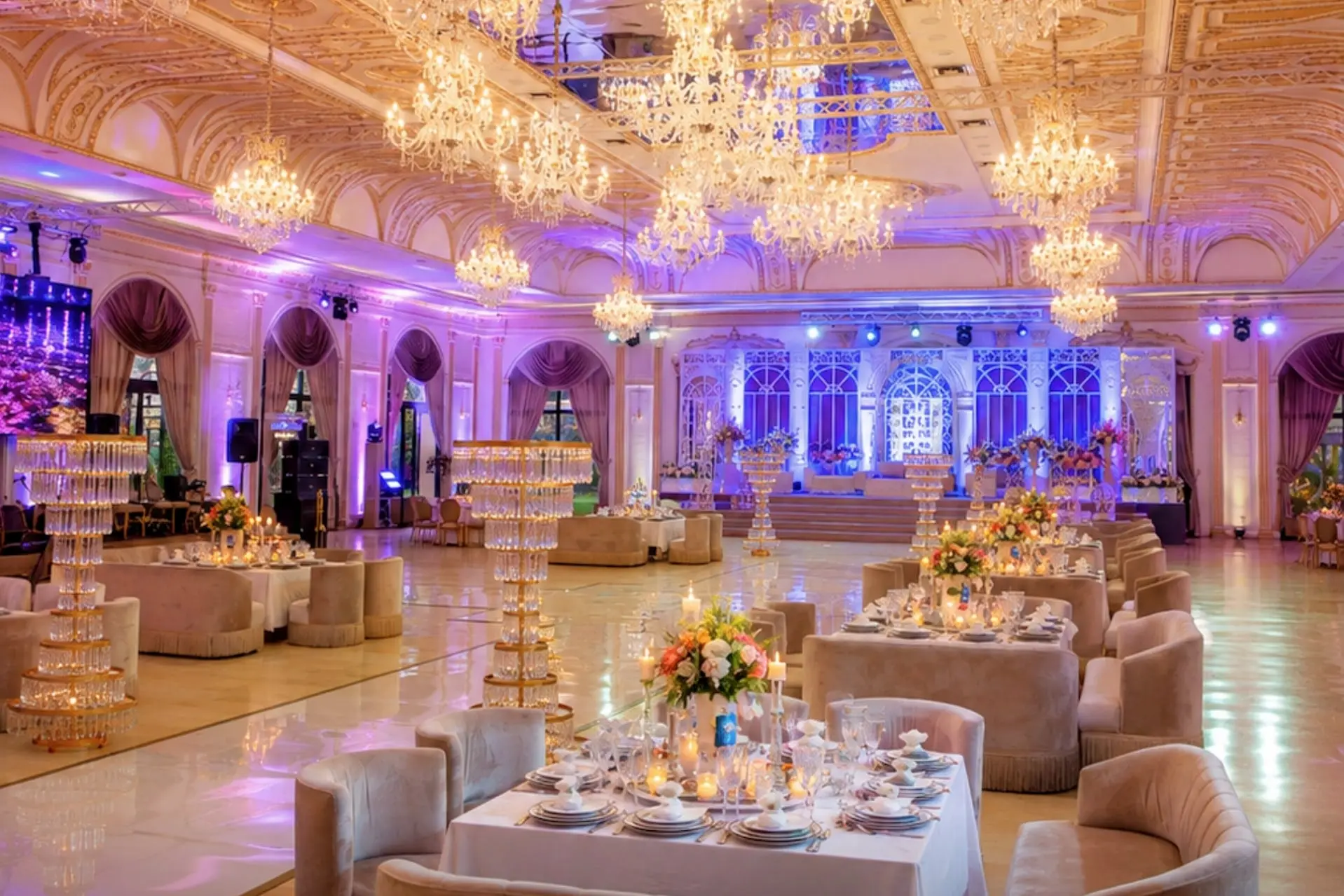 Salle Royale habillée pour une soirée, vers la scène et les arches rideaux
