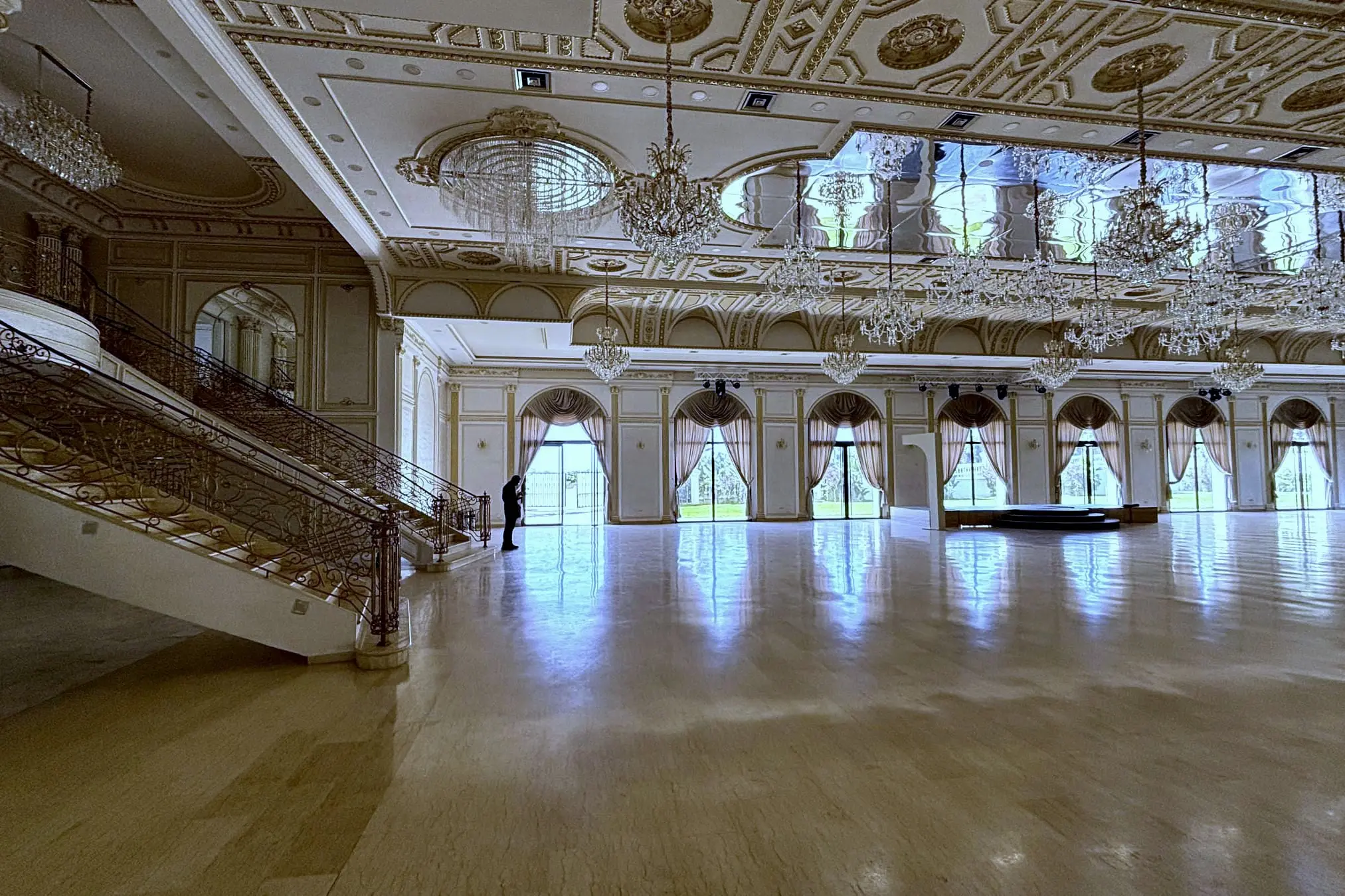 La Salle Royale vide vers la scène et les fenêtres cintrées