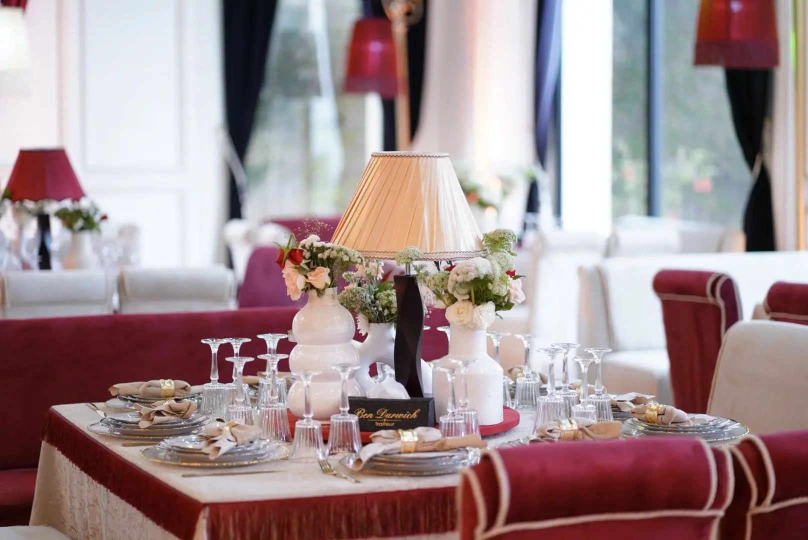 Table rouge et blanche avec lampes et chaises rouges